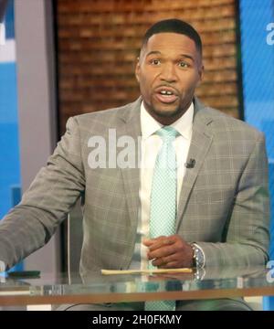 New York - NY - 20210921 Good Morning America hosts on set getting ...