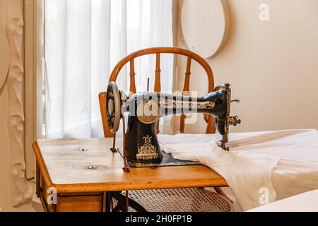 Barcelona, Spain - september 20, 2021: Old sewing machine, model New Family made by Singer. in 1890 sells 90% of the global sewing machine market and Stock Photo