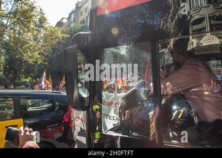 Barcelona, Catalonia, Spain. 12th Oct, 2021. Protesters are seen cutting the street in front of buses.Some 400 people from anti-fascist groups have called a demonstration against the events of October 12, Hispanic Day in Barcelona. The protesters have gone in the direction of some of these acts but the police have prevented them on all occasions. (Credit Image: © Thiago Prudencio/DAX via ZUMA Press Wire) Stock Photo
