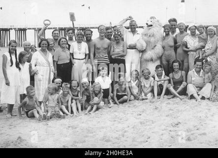 Bathing group on the beach, funny, laughing, summer holidays, holiday, joie de vivre, about 1930s, Baltic Sea, Binz, Ruegen, Mecklenburg-Western Stock Photo