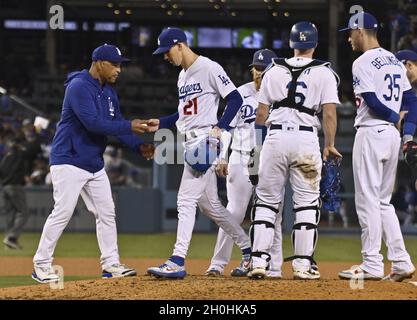 Dodgers News: Dave Roberts Commends Giants' Buster Posey For