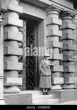 Lilian Barker, the only female prison governor in Britain, outside the entrance to Aylesbury Juvenile Prison in Buckinghamshire, England. [automated translation] Stock Photo