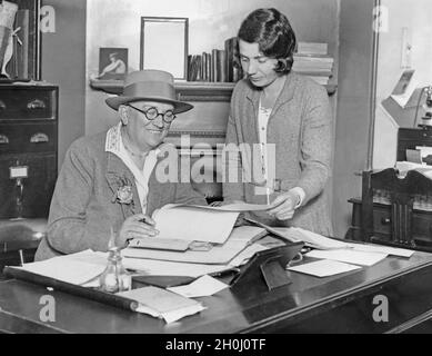 Lilian Barker, the only female prison governor in Britain, in her office dealing with correspondence with her secretary. She runs Aylesbury Youth Correctional Centre in Buckinghamshire, England. [automated translation] Stock Photo