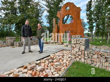 02 October 2021, Brandenburg, Klessin: Albrecht Laue (l), Chairman of the Association for the Recovery of Fallen in Eastern Europe (VBGO), and Reinhard Tietz, Chairman of the Wuhden Local History Society, a neighbouring village to Klessin, stand in front of a steel portal that is part of the new memorial and commemorative site at the former Klessin Manor House. The Oderbruch is known for the most severe battles of the Second World War on German soil. This is particularly evident around the former Klessin estate. War dead have been recovered there for years. Two associations are working to brin Stock Photo