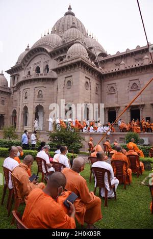 Shankarling Math A Monk of Belur Math (Headquarters of Ramakrishna Math) walk cross ...