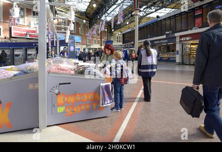 London, England, UK. Kingdon of Sweets pick 'n' mix in Victoria Station Stock Photo