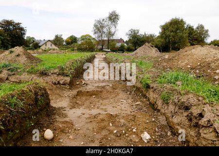 Taarstedt, Germany. 13th Oct, 2021. A path is uncovered on an excavation site. During the development work for a new building area, the experts had come across a settlement from around 500 AD. (to dpa 'Archaeologists find 1500 year old remains of a settlement') Credit: Frank Molter/dpa/Alamy Live News Stock Photo