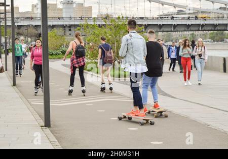 Moscow, Russia, May 20, 2017: Young people rollerblading and skateboarding in Muzeon Park. Stock Photo