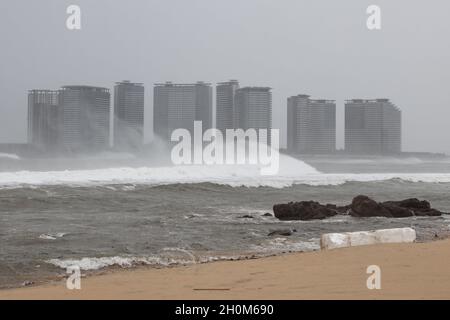 Haikou, China's Hainan Province. 13th Oct, 2021. Huge waves hit coast in Wanning city, south China's Hainan Province, Oct. 13, 2021. Typhoon Kompasu, the 18th typhoon of this year, made landfall in south China's island province of Hainan on Wednesday afternoon. Credit: Zhang Liyun/Xinhua/Alamy Live News Stock Photo