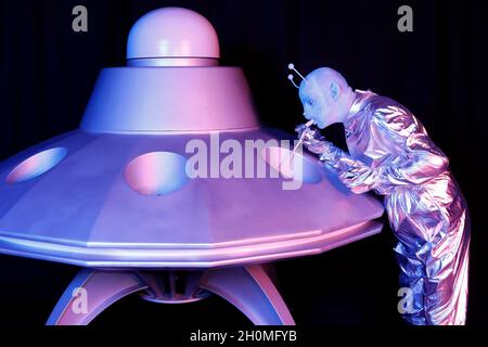 GEEK ART - Bodypainting and Transformaking: UFO photoshooting with Enrico Lein as an alien with an UFO at the Filmwelt Center in Bad Muender on October 13, 2021 - A project by the photographer Tschiponnique Skupin and the bodypainter Enrico Lein Stock Photo
