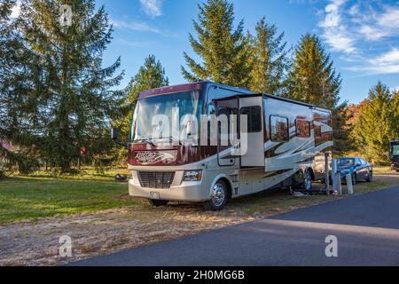 Tiffin Allegro Open Road class A motorhome at a campsite inside the Raccoon Holler Campground in Jefferson, North Carolina Stock Photo