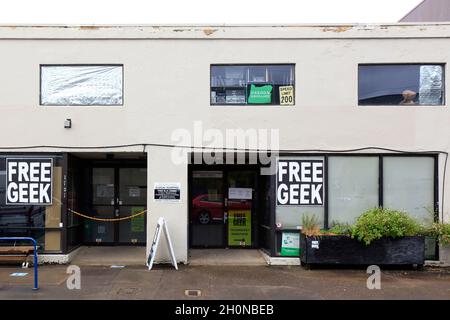 Free Geek 1731 SE 10th Ave, Portland, Oregon. exterior storefront of a used computer thrift shop, and technology non-profit in Hosford-Abernethy. Stock Photo