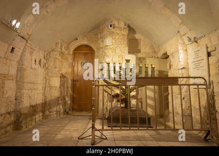 jerusalem-israel, 06-07-2021. The golden lamp inside the synagogue building inside the King David Tomb complex, the Jewish Quarter of Jerusalem Stock Photo