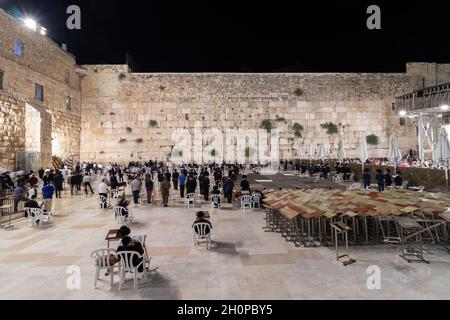 jerusalem-israel, 06-07-2021. Long exposure in the men's plaza at the Western Wall in Jerusalem, at night Stock Photo