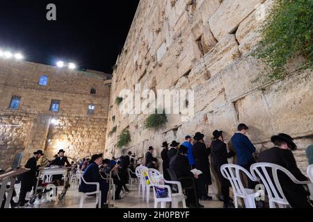 jerusalem-israel, 06-07-2021. Long exposure in the men's plaza at the Western Wall in Jerusalem, at night Stock Photo