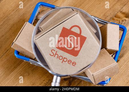 Shopee is e-commerce technology company. Shopping cart with parcels on the  background of the Shopee logo Stock Photo - Alamy