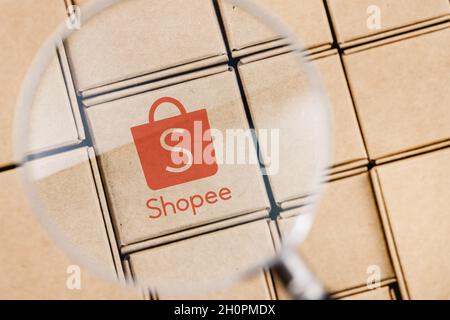 Shopee is e-commerce technology company. Shopping cart with parcels on the  background of the Shopee logo Stock Photo - Alamy