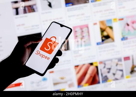 Shopee is e-commerce technology company. Shopping cart with parcels on the  background of the Shopee logo Stock Photo - Alamy