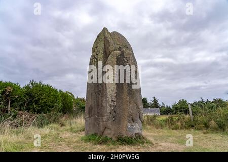 Menhir von Kermaillard bei Sarzeau, Bretagne, Frankreich  |  Kermaillard  Menhir near Sarzeau, Brittany, France Stock Photo