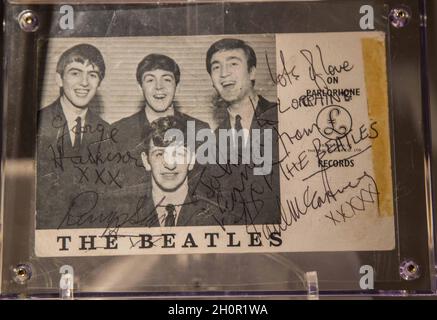 London UK 14 October 2021 Bonhams a signed photo of the beatles  is estimated at $150,000 – 250,000. Paul Quezada-Neiman/Alamy Live News
