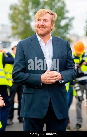 Amsterdam, Niederlande. 14th Oct, 2021. King Willem-Alexander of The Netherlands at Orgaworld in Amsterdam, on October 14, 2021, to open the first Dutch bio-LNG installation ( Liquefied Natural Gas) in Amsterdam, the three initiators are Renewi, Nordsol and Shell Credit: Albert Nieboer/Netherlands OUT/Point de Vue OUT/dpa/Alamy Live News Stock Photo