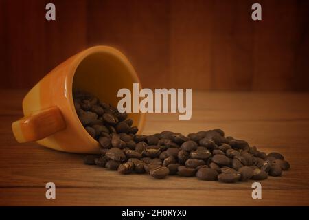 tazzina di caffè rovesciata con con chicchi copia spazio altra vista Stock Photo