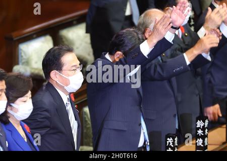 Tokyo, Japan. 14th Oct, 2021. The announcement of the dissolution of the House of Representatives at the Diet Building in Tokyo, Japan. Japanese Prime Minister Fumio Kishida raises his hand and chants 'Banzai'(cheers). on October 14, 2021 in Tokyo, Japan. (Photo by Kazuki Oishi/Sipa USA) Credit: Sipa USA/Alamy Live News Stock Photo