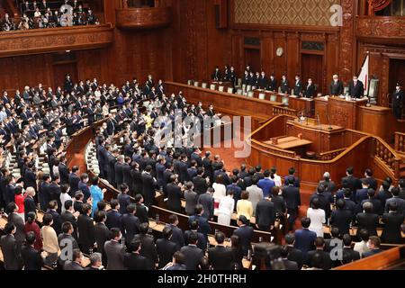 Tokyo, Japan. 14th Oct, 2021. Lawmakers attend a meeting of the House of Representatives in Tokyo, Japan, Oct. 14, 2021. Japanese Prime Minister Fumio Kishida dissolved the House of Representatives on Thursday for an upcoming general election, calling on the Japanese people for support as he seeks a public mandate for his government formed last week. Credit: Du Xiaoyi/Xinhua/Alamy Live News Stock Photo