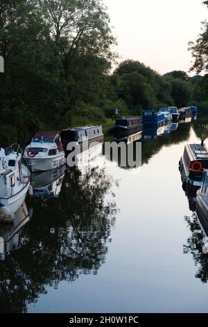 Moored narrowboats on the Leeds and Liverpool canal at Parbold Stock Photo