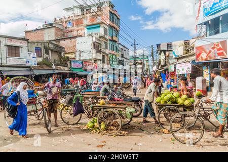 BOGRA, BANGLADESH - NOVEMBER 7, 2016: Chaos on a street in Bogra, Bangladesh. Stock Photo