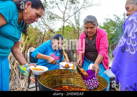 Yaqui indigenous community gathered for a traditional Wacabaque meal, meat with chili, Cocido De Res, Gallina Pinta, recipe for beef broth cooked in a pot. December 2021 in Vicam, Sonora, Mexico. Yaqui tribe people .... (Photo by Isrrael Garnica / NortePhoto)  Comunidad indígena Yaqui reunida para una comida tradiconal de Wacabaque, carne con chile, Cocido De Res, Gallina Pinta, receta de caldo de res cocido en olla. Diciembre 2021 en Vicam, Sonora, Mexico. Pueblo de la tribu Yaqui....(Photo by Isrrael Garnica/NortePhoto) Stock Photo