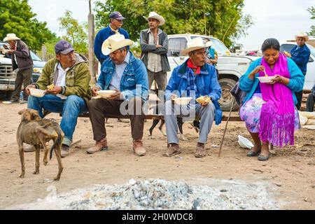 Yaqui indigenous community gathered for a traditional Wacabaque meal, meat with chili, Cocido De Res, Gallina Pinta, recipe for beef broth cooked in a pot. December 2021 in Vicam, Sonora, Mexico. Yaqui tribe people .... (Photo by Isrrael Garnica / NortePhoto)  Comunidad indígena Yaqui reunida para una comida tradiconal de Wacabaque, carne con chile, Cocido De Res, Gallina Pinta, receta de caldo de res cocido en olla. Diciembre 2021 en Vicam, Sonora, Mexico. Pueblo de la tribu Yaqui....(Photo by Isrrael Garnica/NortePhoto) Stock Photo