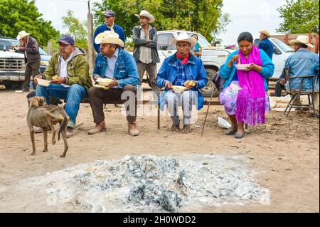 Yaqui indigenous community gathered for a traditional Wacabaque meal, meat with chili, Cocido De Res, Gallina Pinta, recipe for beef broth cooked in a pot. December 2021 in Vicam, Sonora, Mexico. Yaqui tribe people .... (Photo by Isrrael Garnica / NortePhoto)  Comunidad indígena Yaqui reunida para una comida tradiconal de Wacabaque, carne con chile, Cocido De Res, Gallina Pinta, receta de caldo de res cocido en olla. Diciembre 2021 en Vicam, Sonora, Mexico. Pueblo de la tribu Yaqui....(Photo by Isrrael Garnica/NortePhoto) Stock Photo