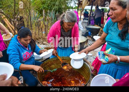 Yaqui indigenous community gathered for a traditional Wacabaque meal, meat with chili, Cocido De Res, Gallina Pinta, recipe for beef broth cooked in a pot. December 2021 in Vicam, Sonora, Mexico. Yaqui tribe people .... (Photo by Isrrael Garnica / NortePhoto)  Comunidad indígena Yaqui reunida para una comida tradiconal de Wacabaque, carne con chile, Cocido De Res, Gallina Pinta, receta de caldo de res cocido en olla. Diciembre 2021 en Vicam, Sonora, Mexico. Pueblo de la tribu Yaqui....(Photo by Isrrael Garnica/NortePhoto) Stock Photo