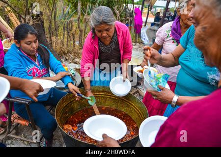 Yaqui indigenous community gathered for a traditional Wacabaque meal, meat with chili, Cocido De Res, Gallina Pinta, recipe for beef broth cooked in a pot. December 2021 in Vicam, Sonora, Mexico. Yaqui tribe people .... (Photo by Isrrael Garnica / NortePhoto)  Comunidad indígena Yaqui reunida para una comida tradiconal de Wacabaque, carne con chile, Cocido De Res, Gallina Pinta, receta de caldo de res cocido en olla. Diciembre 2021 en Vicam, Sonora, Mexico. Pueblo de la tribu Yaqui....(Photo by Isrrael Garnica/NortePhoto) Stock Photo