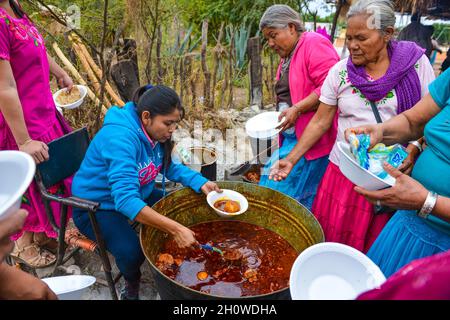 Yaqui indigenous community gathered for a traditional Wacabaque meal, meat with chili, Cocido De Res, Gallina Pinta, recipe for beef broth cooked in a pot. December 2021 in Vicam, Sonora, Mexico. Yaqui tribe people .... (Photo by Isrrael Garnica / NortePhoto)  Comunidad indígena Yaqui reunida para una comida tradiconal de Wacabaque, carne con chile, Cocido De Res, Gallina Pinta, receta de caldo de res cocido en olla. Diciembre 2021 en Vicam, Sonora, Mexico. Pueblo de la tribu Yaqui....(Photo by Isrrael Garnica/NortePhoto) Stock Photo