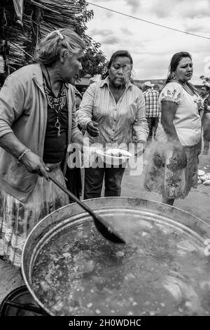 Yaqui indigenous community gathered for a traditional Wacabaque meal, meat with chili, Cocido De Res, Gallina Pinta, recipe for beef broth cooked in a pot. December 2021 in Vicam, Sonora, Mexico. Yaqui tribe people .... (Photo by Isrrael Garnica / NortePhoto)  Comunidad indígena Yaqui reunida para una comida tradiconal de Wacabaque, carne con chile, Cocido De Res, Gallina Pinta, receta de caldo de res cocido en olla. Diciembre 2021 en Vicam, Sonora, Mexico. Pueblo de la tribu Yaqui....(Photo by Isrrael Garnica/NortePhoto) Stock Photo