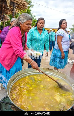 Yaqui indigenous community gathered for a traditional Wacabaque meal, meat with chili, Cocido De Res, Gallina Pinta, recipe for beef broth cooked in a pot. December 2021 in Vicam, Sonora, Mexico. Yaqui tribe people .... (Photo by Isrrael Garnica / NortePhoto)  Comunidad indígena Yaqui reunida para una comida tradiconal de Wacabaque, carne con chile, Cocido De Res, Gallina Pinta, receta de caldo de res cocido en olla. Diciembre 2021 en Vicam, Sonora, Mexico. Pueblo de la tribu Yaqui....(Photo by Isrrael Garnica/NortePhoto) Stock Photo