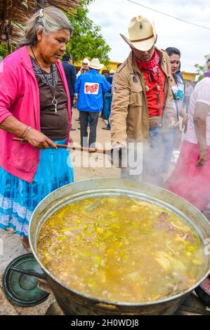 Yaqui indigenous community gathered for a traditional Wacabaque meal, meat with chili, Cocido De Res, Gallina Pinta, recipe for beef broth cooked in a pot. December 2021 in Vicam, Sonora, Mexico. Yaqui tribe people .... (Photo by Isrrael Garnica / NortePhoto)  Comunidad indígena Yaqui reunida para una comida tradiconal de Wacabaque, carne con chile, Cocido De Res, Gallina Pinta, receta de caldo de res cocido en olla. Diciembre 2021 en Vicam, Sonora, Mexico. Pueblo de la tribu Yaqui....(Photo by Isrrael Garnica/NortePhoto) Stock Photo