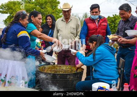 Yaqui indigenous community gathered for a traditional Wacabaque meal, meat with chili, Cocido De Res, Gallina Pinta, recipe for beef broth cooked in a pot. December 2021 in Vicam, Sonora, Mexico. Yaqui tribe people .... (Photo by Isrrael Garnica / NortePhoto)  Comunidad indígena Yaqui reunida para una comida tradiconal de Wacabaque, carne con chile, Cocido De Res, Gallina Pinta, receta de caldo de res cocido en olla. Diciembre 2021 en Vicam, Sonora, Mexico. Pueblo de la tribu Yaqui....(Photo by Isrrael Garnica/NortePhoto) Stock Photo