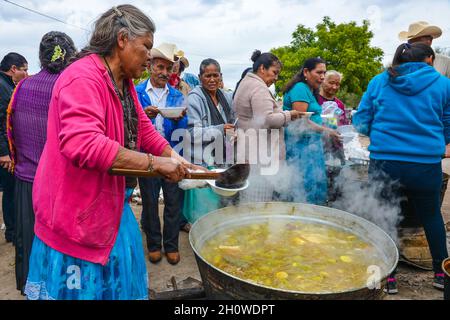 Yaqui indigenous community gathered for a traditional Wacabaque meal, meat with chili, Cocido De Res, Gallina Pinta, recipe for beef broth cooked in a pot. December 2021 in Vicam, Sonora, Mexico. Yaqui tribe people .... (Photo by Isrrael Garnica / NortePhoto)  Comunidad indígena Yaqui reunida para una comida tradiconal de Wacabaque, carne con chile, Cocido De Res, Gallina Pinta, receta de caldo de res cocido en olla. Diciembre 2021 en Vicam, Sonora, Mexico. Pueblo de la tribu Yaqui....(Photo by Isrrael Garnica/NortePhoto) Stock Photo