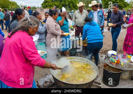 Yaqui indigenous community gathered for a traditional Wacabaque meal, meat with chili, Cocido De Res, Gallina Pinta, recipe for beef broth cooked in a pot. December 2021 in Vicam, Sonora, Mexico. Yaqui tribe people .... (Photo by Isrrael Garnica / NortePhoto)  Comunidad indígena Yaqui reunida para una comida tradiconal de Wacabaque, carne con chile, Cocido De Res, Gallina Pinta, receta de caldo de res cocido en olla. Diciembre 2021 en Vicam, Sonora, Mexico. Pueblo de la tribu Yaqui....(Photo by Isrrael Garnica/NortePhoto) Stock Photo