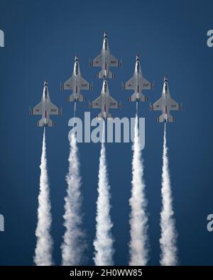 The United States Air Force Air Demonstration Squadron 'Thunderbirds' fly six F-16 Fighting Falcon fighter jets in a delta formation during the Wings Over Houston Airshow in Houston, Texas, Oct. 8, 2021. The Thunderbirds previously performed in Houston in 2019. (U.S. Air Force photo by Staff Sgt. Andrew D. Sarver) Stock Photo