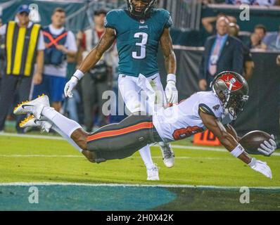 Philadelphia, Pennsylvania, USA. 14th Oct, 2021. Tampa Bay wide receiver ANTONIO BROWN, #81, dives in for a touchdown as Eagles cornerback STEVEN NELSON, #3, looks on during an NFL football game between the Philadelphia Eagles and the Tampa Bay Buccaneers at Lincoln Financial Field in Philadelphia, Pennsylvania. Tampa Bay won 28-22. (Credit Image: © Jim Z. Rider/ZUMA Press Wire) Stock Photo