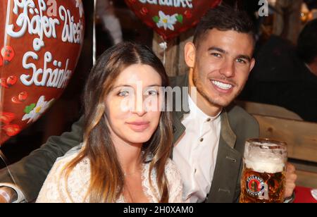 Lucas Hernandez with his wife  Amelia Ossa Llorente Loremte FC Bayern Munich Oktoberfest  © diebilderwelt / Alamy Stock Stock Photo