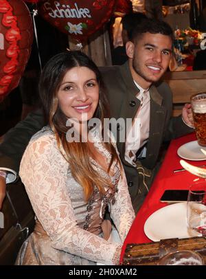 Lucas Hernandez with his wife  Amelia Ossa Llorente Loremte FC Bayern Munich Oktoberfest  © diebilderwelt / Alamy Stock Stock Photo