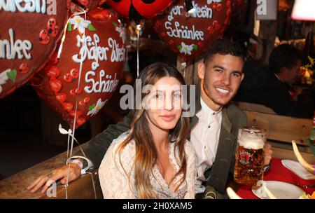 Lucas Hernandez with his wife  Amelia Ossa Llorente Loremte FC Bayern Munich Oktoberfest  © diebilderwelt / Alamy Stock Stock Photo