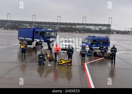 Cologne, Germany. 14th Oct, 2021. Johan Vanneste, Managing Director of Cologne Bonn Airport (red jacket) and Gerd Friedsam, President of the Federal Agency for Technical Relief, vehicles and staff at: Cologne Bonn Airport becomes the hub of the THW, Technical Relief Agency. Cooperation agreement was signed on the apron of CologneBonn Airport Credit: Horst Galuschka/dpa/Alamy Live News Stock Photo