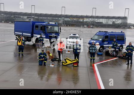 Cologne, Germany. 14th Oct, 2021. Johan Vanneste, Managing Director of Cologne Bonn Airport (red jacket) and Gerd Friedsam, President of the Federal Agency for Technical Relief, vehicles and staff at: Cologne Bonn Airport becomes the hub of the THW, Technical Relief Agency. Cooperation agreement was signed on the apron of CologneBonn Airport Credit: Horst Galuschka/dpa/Alamy Live News Stock Photo