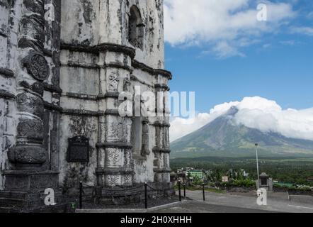 Daraga church (Nuestra Señora de la Porteria Parish Church-Our Lady of the Gate Parish Church)and Mt Mayon in the background.Daraga,Albay, Philippines Stock Photo